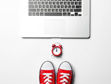 Kırmızı lastikbotlar ve dizüstü