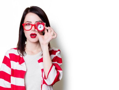 Kadın gözlük ile masa saati