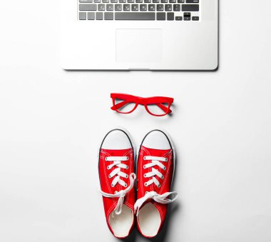 Kırmızı gözlük, lastikbotlar ve dizüstü