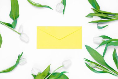 Sarı zarf ve laleler