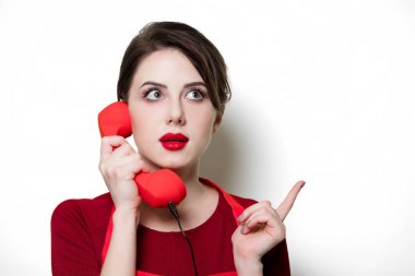 Cep telefonu ile genç ev hanımı 