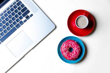 çörek, fincan kahve ve dizüstü