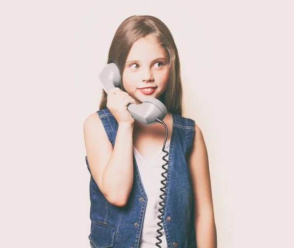 Молодая девушка с зеленым телефоном — стоковое фото