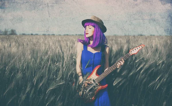 Giovane donna con chitarra — Foto Stock