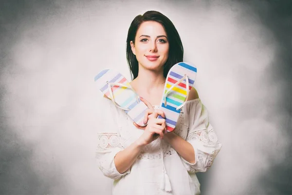 Ung kvinna med sandaler — Stockfoto
