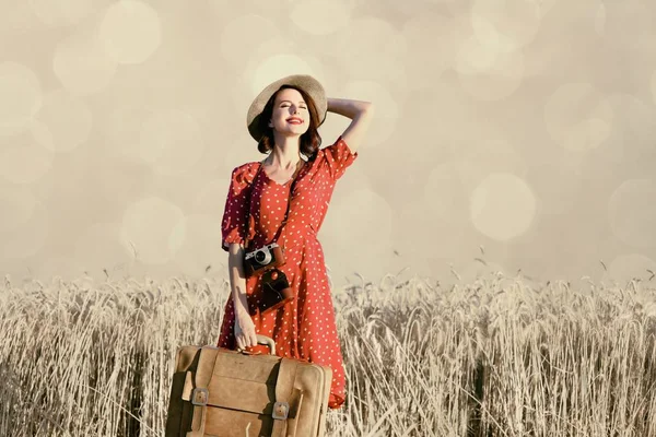 Kvinna med resväska och kamera — Stockfoto
