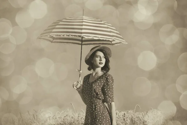 Jeune femme avec parapluie — Photo