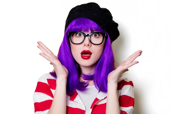 Młoda kobieta z fioletowymi włosami — Zdjęcie stockowe