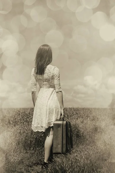 Mujer joven con maleta —  Fotos de Stock