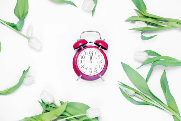 Alarm clock and tulips — Stock Photo, Image