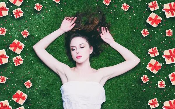 Kvinna som ligger på gräs — Stockfoto