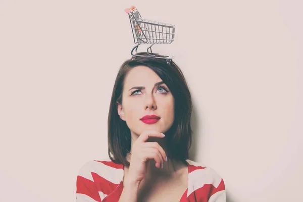 Žena s košíkem na nákupy — Stock fotografie