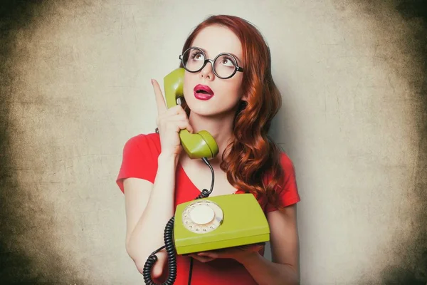 Jeune femme avec téléphone rétro — Photo