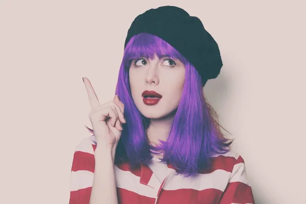 Młoda kobieta z fioletowymi włosami — Zdjęcie stockowe