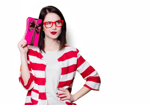 Mujer en gafas con caja de regalo —  Fotos de Stock