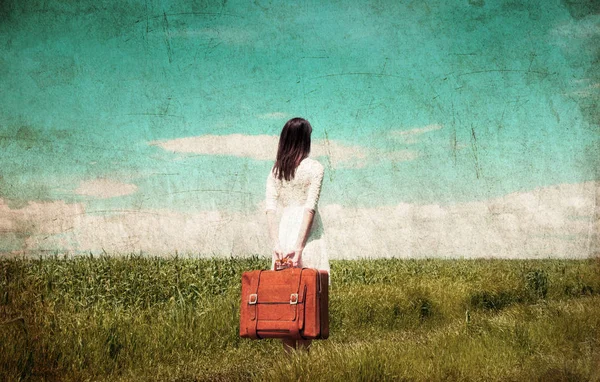 Jeune femme avec valise — Photo