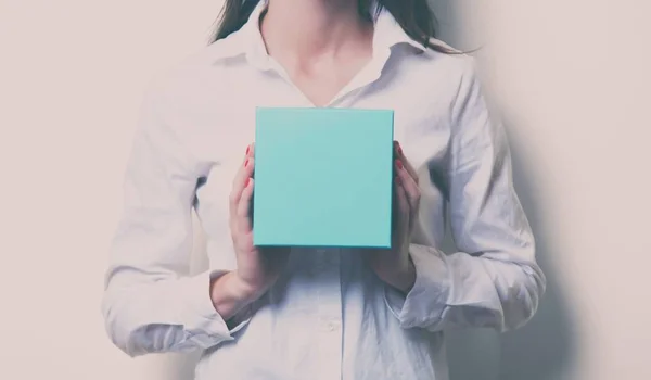 Mujer joven con caja —  Fotos de Stock