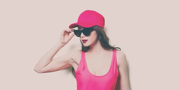 Frau im rosa Badeanzug — Stockfoto