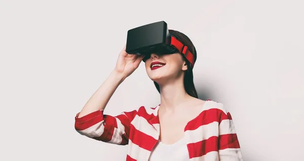 使用虚拟现实的妇女 — 图库照片