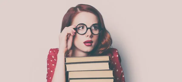 Mujer con pila de libros — Foto de Stock