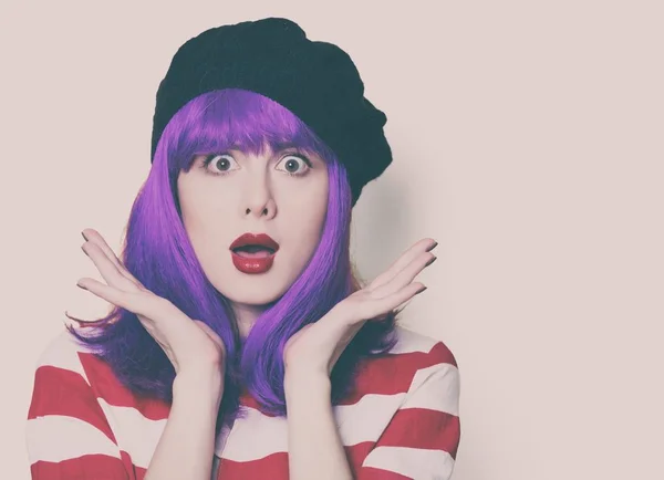 紫の髪の若い女性 — ストック写真