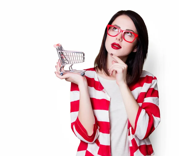 Mujer en gafas con carrito de compras — Foto de Stock