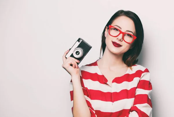 Frau mit Retro-Kamera — Stockfoto