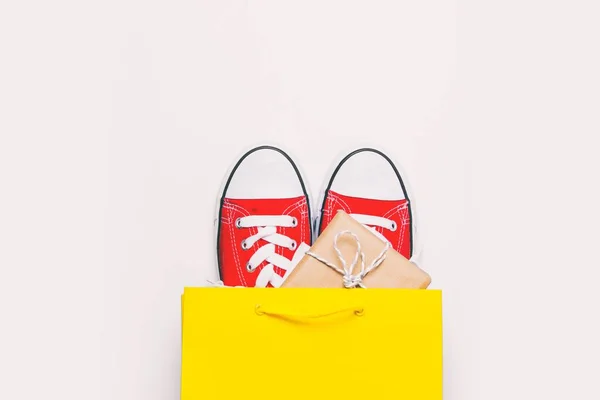 Zapatos de goma rojos grandes — Foto de Stock