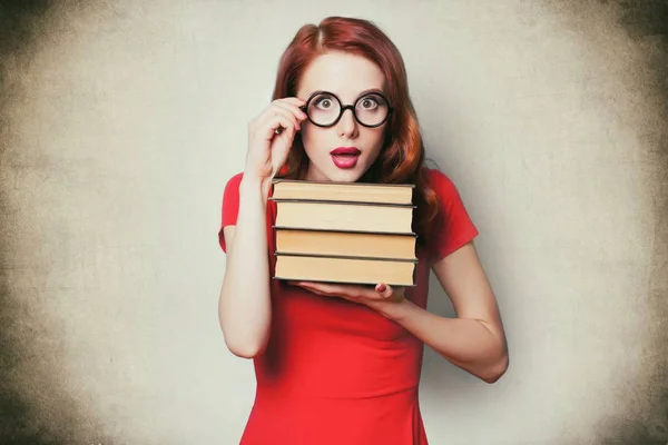 Frau mit Bücherstapel — Stockfoto
