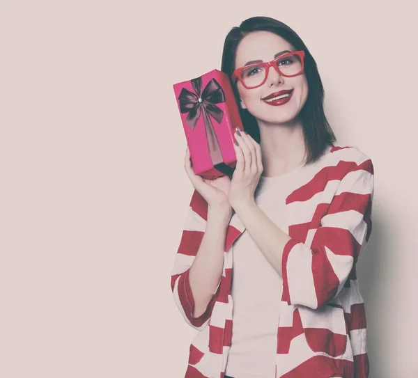 Vrouw in glazen met geschenkdoos — Stockfoto