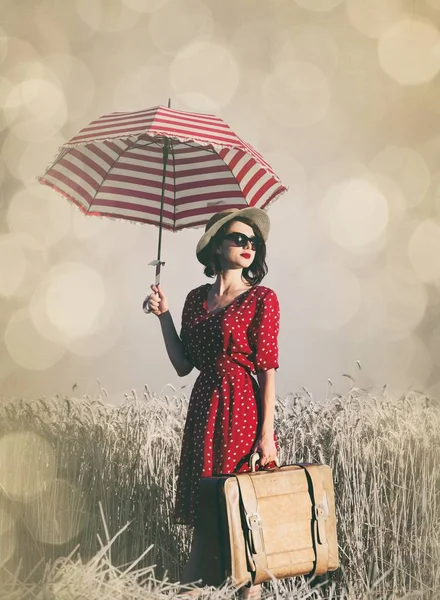 Ung kvinna med paraply — Stockfoto
