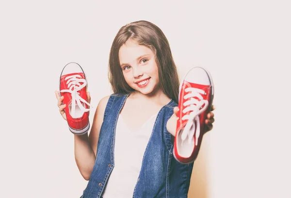 Junges Mädchen mit roten Gummischuhen — Stockfoto