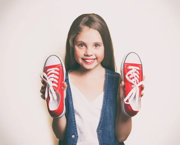 Jeune fille avec des gommes rouges — Photo