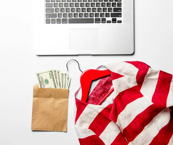 Chaqueta en percha y portátil — Foto de Stock