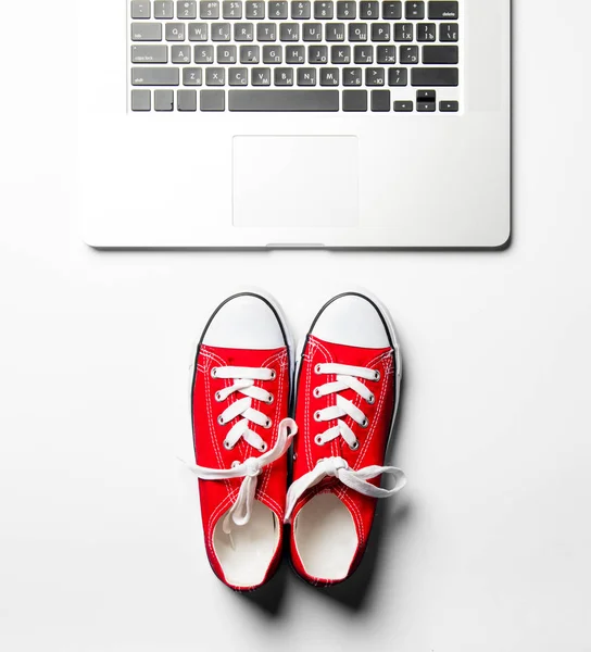 赤いための半靴とラップトップ — ストック写真
