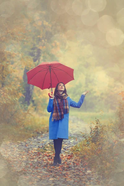 Brünettes Mädchen mit Regenschirm — Stockfoto