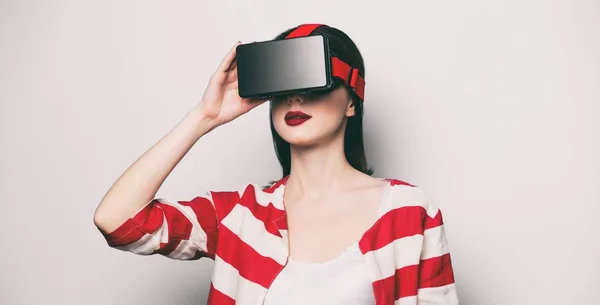 Mujer usando realidad virtual —  Fotos de Stock