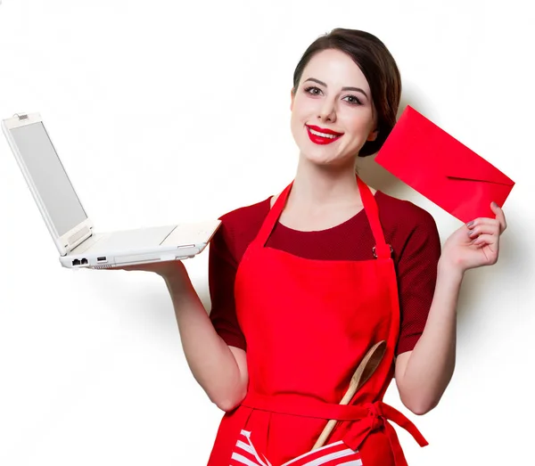 Hausfrau mit Notizbuch und Umschlag — Stockfoto