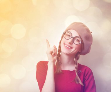 Kızıl saçlı kız pigtails ile