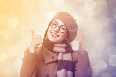 Paltonu ve kaşkolünü Kızıl saçlı kız