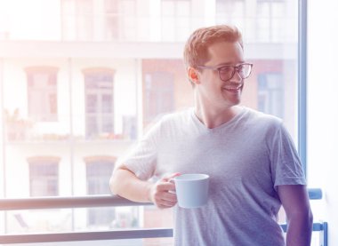 Bir fincan kahveli adam.