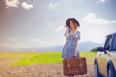 Harita ve bavul ile Kızıl saçlı kadın 