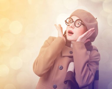 Paltonu ve kaşkolünü Kızıl saçlı kız