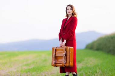 Kırmızı ceketli genç bayan.