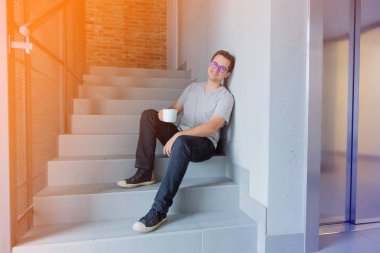 Adamla kahve merdivenlerde