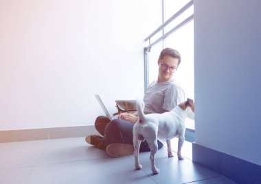 Genç adam dizüstü bilgisayar kullanıyor.