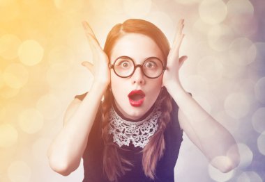 Genç Kızıl saçlı Kız bardaklarda