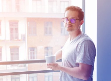 Bir fincan kahveli adam.