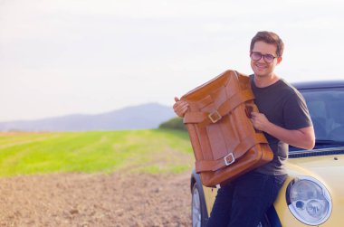 Genç adam seyahat çanta 