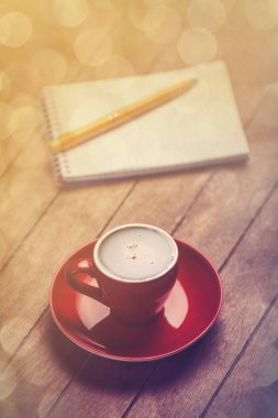 Masada bir fincan kahve.